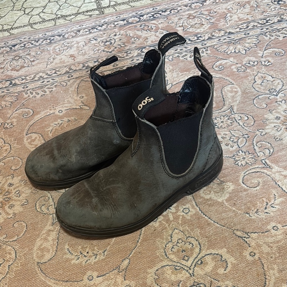 Grey Blundstone Chelsea boots, men’s AU size 5, US women’s size 8